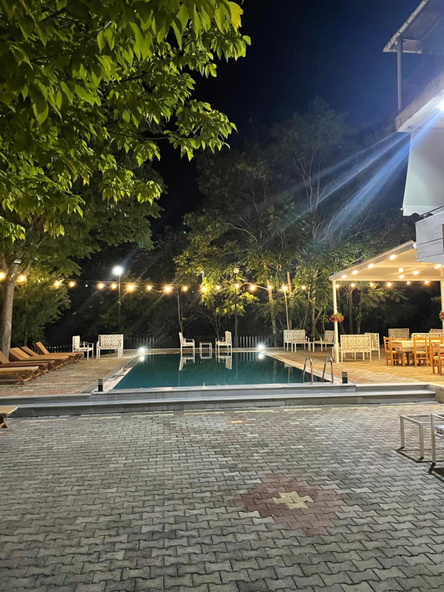 Hotel Aroma Permet Bagian luar foto